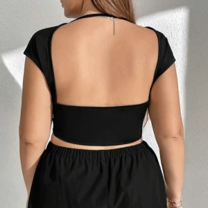 Topp med öppen rygg  - Svart topp med öppen rygg. Aldrig använd. 