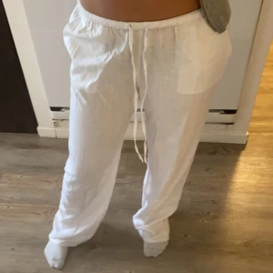 Linnebyxor hm - De popurlära linnebyxorna från hm som är slutsålda. Helt nya med prislapp och så. Storlek M