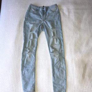 Håligajeans  - Ljusblåa jeans med hål
