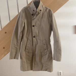 Beige jacka - Supersnygg beige jacka/kappa från G-star RAW. Har en dragkedja under knapparna. Fick i present men var för liten så säljer den. Storlek xxs men passar en xs utan problem💕🫶 