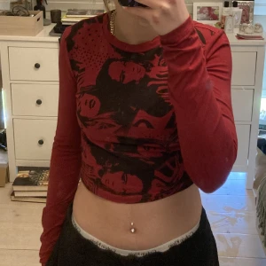 Mörkröd tröja - Mörkröd tröja i storlek S från shein. Säljer då det inte är min stil. Endast använd ett fåtal gånger.