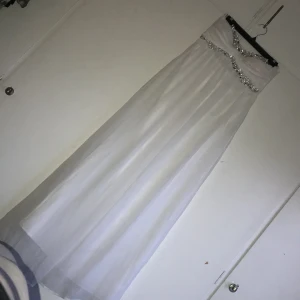 Vit Långklänning  - Aldrig använd, strl M men passar mig som normalt har strl S