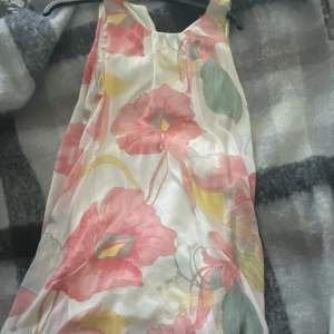 Blommig klänning från Bikbok, Stl xs men skulle säga att den passar allt från xs-m. Jätte gullig till sommaren.🌸