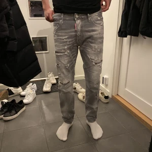 Dsquared2 jeans - Helt oanvända Dsquered2 Jeans, köpta på Farfetch. Kvitto finns och skriv för eventuella frågor. Köpta för 3600 kr