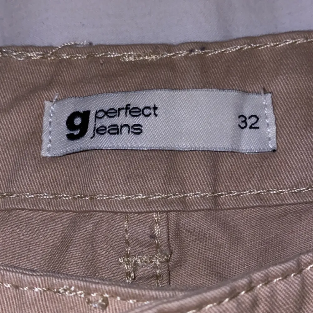 Jag säljer dessa cargo byxor i beige eftersom de aldrig kom till användning. Har aldrig använts mer än 1 gång inne. Köpta på Gina tricot för 600kr. Om ni är intresserade skriv privat!❤️. Jeans & Byxor.