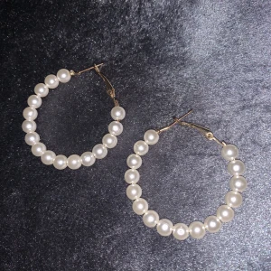 Pärl-örhängen - Örhängen med pärlor. Använda ett fåtal gånger 💕 lite mer festliga örhängen men som också kan användas till vardags 