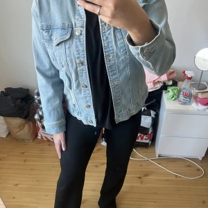Jeansjacka  - Säljer min jeansjacka i strl 38