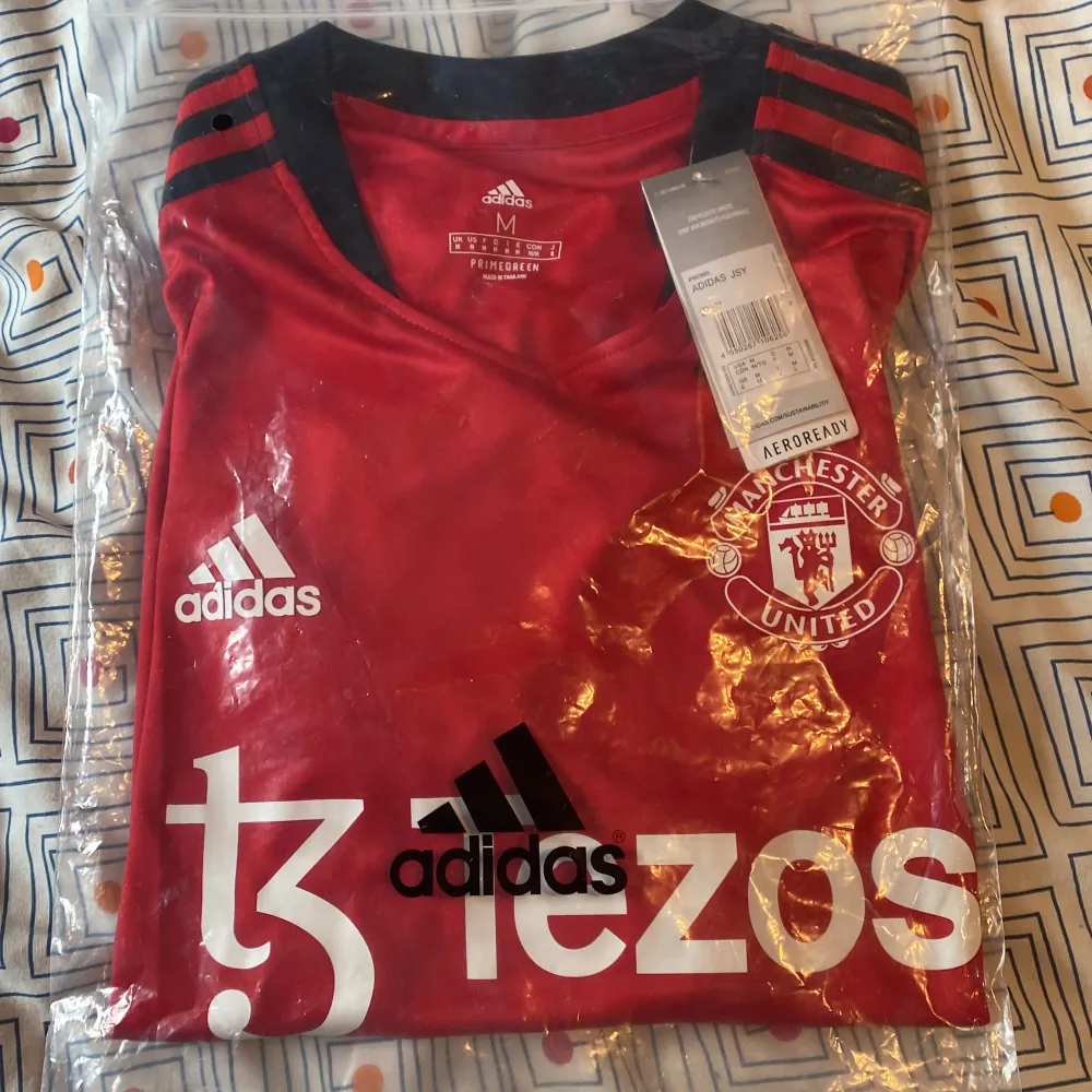 En helt ny oanvänd röd Manchester United tröja. Adidas . T-shirts.