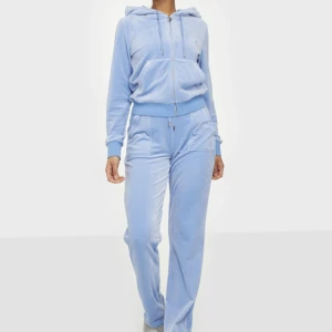 Juicy couture dress - Säljer mitt juicy set i storlek M från johnells. Setet är som nytt. Säljer pga jag tröttnar på färger snabbt 😁köpt för 2298 :- mitt pris 1300! Vid intresse skickar jag bilder privat