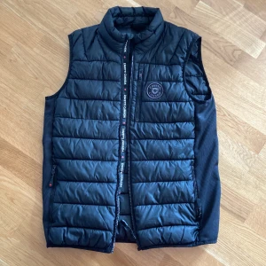 Zavetti Canada Väst  - En Zavetti Canada väst i storlek M, väldigt snygg och skön att ha på sig   Nästan helt oanvänd, kanske använd 5 gånger och är väldigt bra 