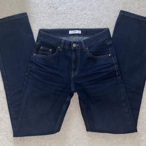 Low waist mörkblå jeans med raka ben från Pull&Bear Spanien, OBS! Trasig dragkedja men de går fortfarande att stänga med, 72 cm i midjan och 83 cm i innerbensmått 