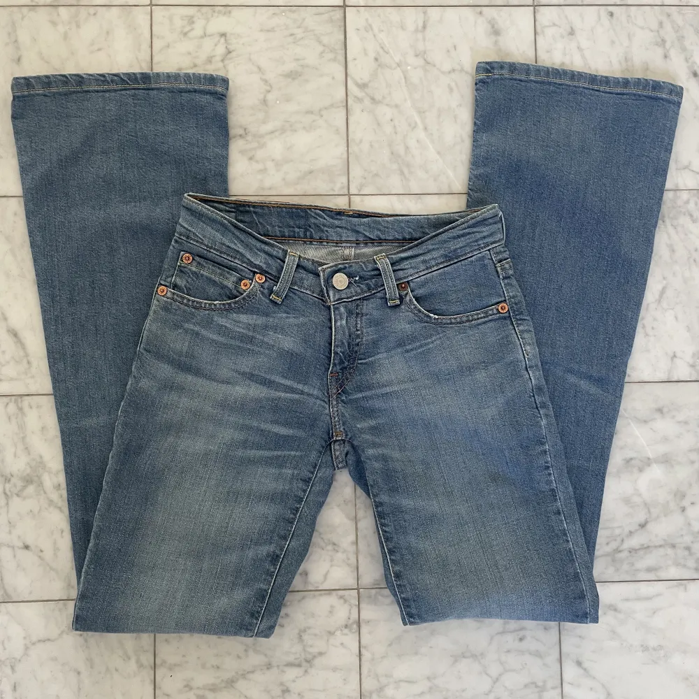 Vintage low waist Bootcut Levi’s jeans! Superbra skick, inga defekter. Midjemått: 66. . Jeans & Byxor.