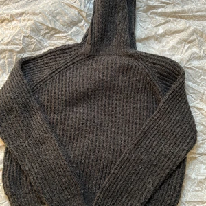 Stickad tröja från Kappahl  - Tjock stickad tröja från Kappahl, brun grå i färgen. Jättefint tröja och super varm och skön!