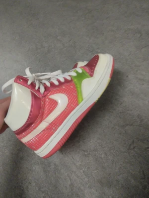 Nike  - Nike skor i storlek 40. Skick är 9/10 används 5-10 gånger. Om du vill ha flera bilder eller du har frågor du kan skriva till mig 🤗