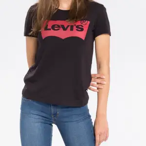 Svart Levi’s t-shirt i storlek S💞