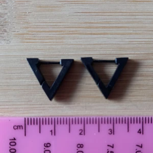 Black triangle earrings - The lock on one of the earrings is a bit loose, otherwise everything is fine.   Feel free to DM me if you want more photos!