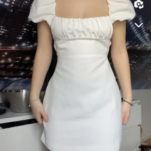 Zara klänning  - Säljer denna superfina klänning ifrån zara, aldrig använd🫶
