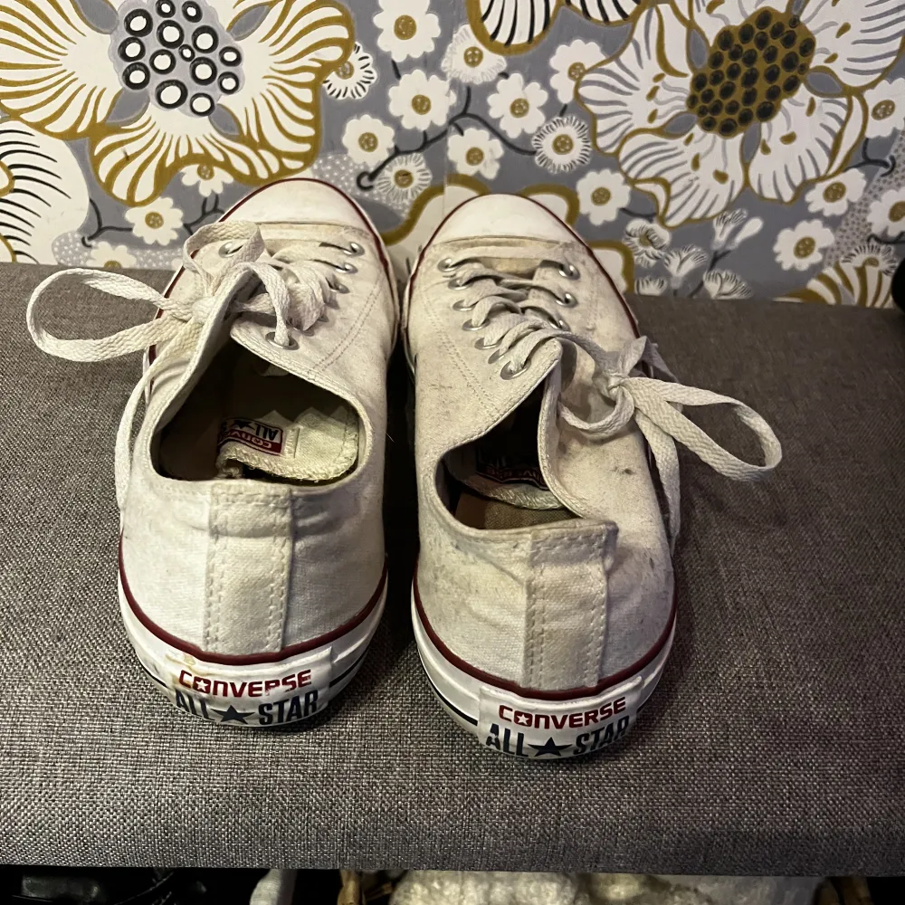 Vita converse skor i gott skick Lite damm är dem täckta i på bilderna men de e bara och putsa bort det.. Skor.