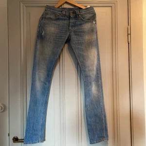Dondup jeans 30 - Säljer dessa feta slim-fit Dondup jeans i storlek 30 | Skick: 9/10 använda sparsamt | Nypris: 3500 kr | Mitt pris: 950 kr | Hör av er vid minsta fråga eller fundering :)