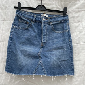 Jeanskjol - Jeanskjol från ginatricot i fint skick Storlek 36