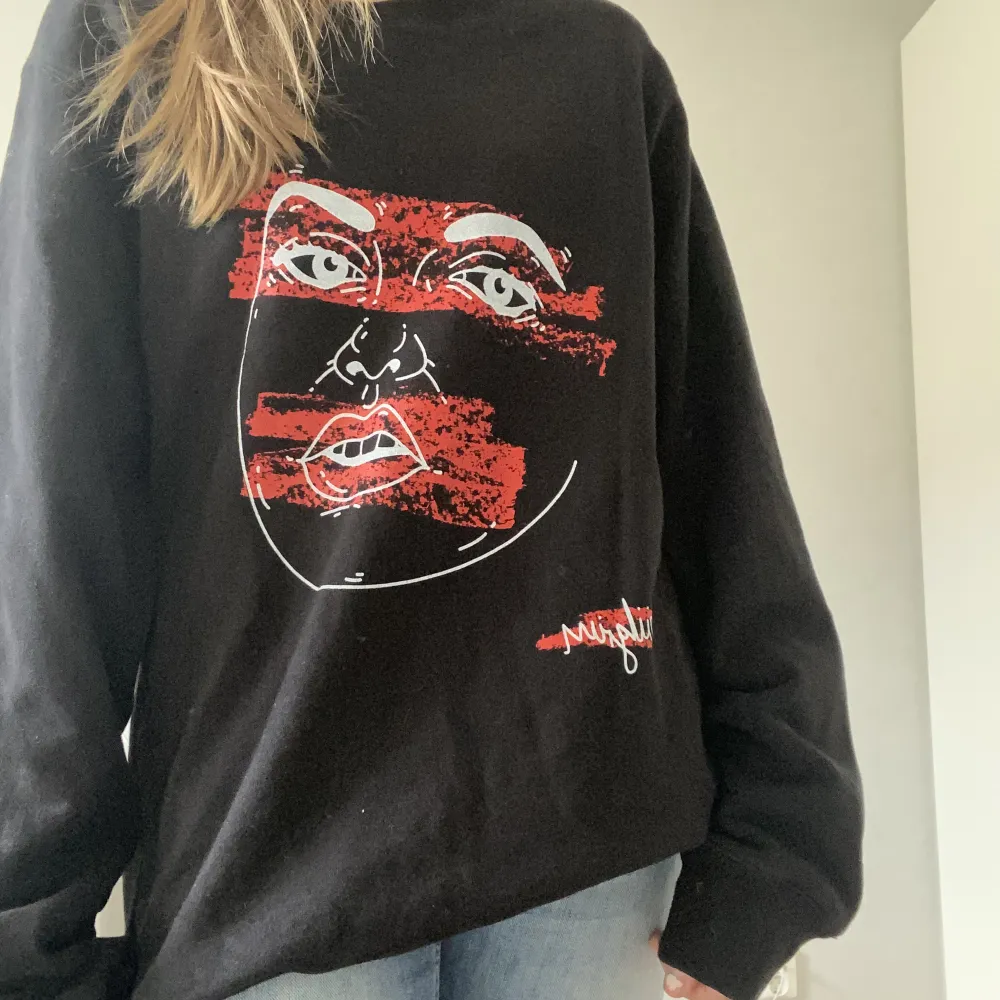 Skitsnygg sweatshirt som knappt är använd. Kontakta vid intresse eller fler frågor. Köparen står för frakt💗. Hoodies.