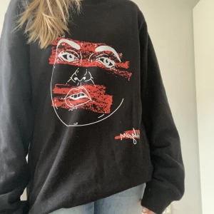 Sweatshirt  - Skitsnygg sweatshirt som knappt är använd. Kontakta vid intresse eller fler frågor. Köparen står för frakt💗
