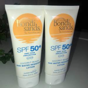 Två solskydd från det australiska märket Bondi Sands, SPF 50+. 150 ml galet stort för en solskydd. UVA och UVB skydd. Solskyddet är extremt mjukgörande och även vattentätt! Sulfate free. Solskyddet skyddar mot åldrande, akne, akne och hudproblem. 115 kr/s