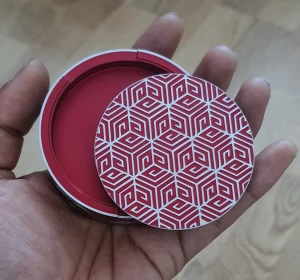 Unik röd metallic snusdosa! - Oanvänd unik graverad snusdosa. Gjord i aluminium och är tredelad (bjudlock). Ändast uppackad för att bli graverad.   Intresserad av att lägga till namn eller något? Skicka gärna pm vid frågor. Kan skickas mot betalad frakt.