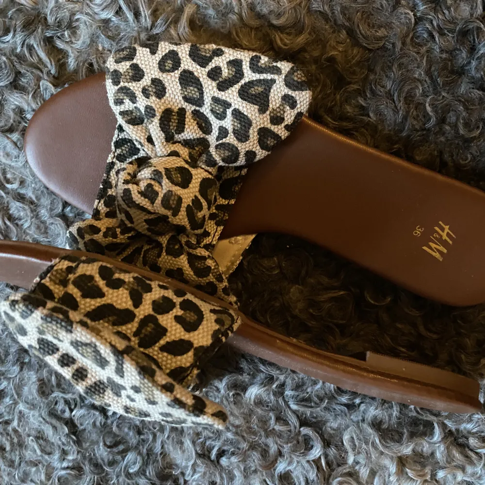 Somriga sandaler från H&M. Sparsamt använda. Storlek 36. . Skor.