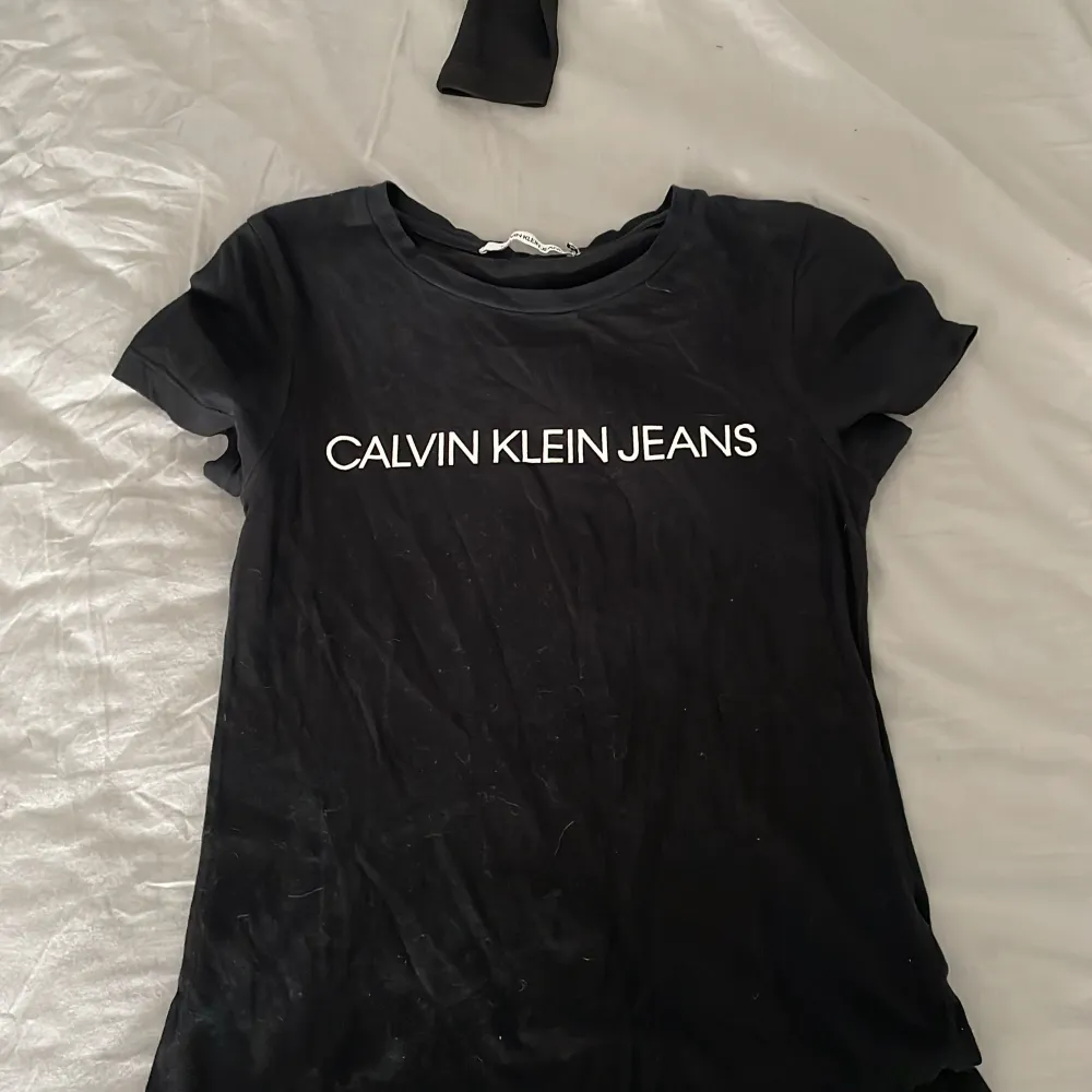 Svart t-shirt från Calvin Klein storlek xs. T-shirts.