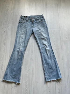 Lee jeans - Säljer dessa fina lee jeansen på grund av att de har blivit för små💕skriv om ni vill ha fler bilder eller har några frågor