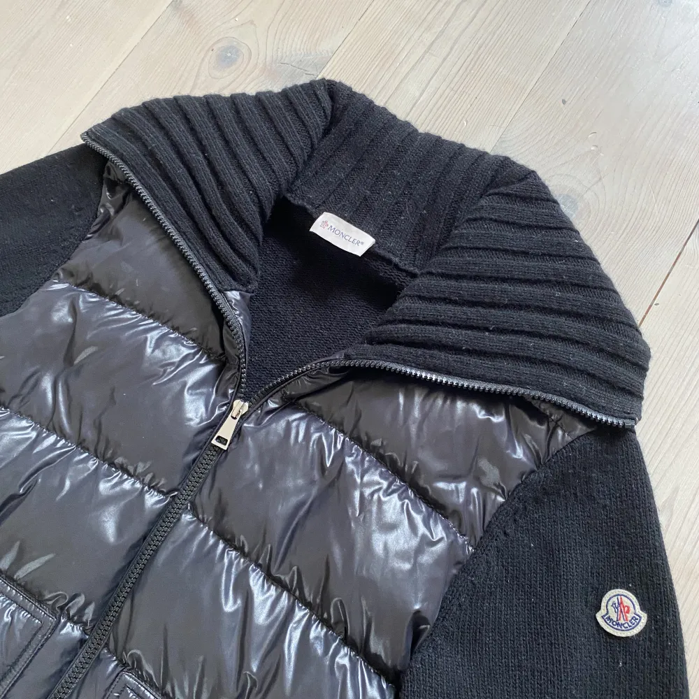 En riktigt fin moncler cardigan som inte säljs längre. Köpt via monclers hemsida föra vintern (Kvitto och qr kod kan visas privat). Den är storlek Unisex L och är i väldigt bra skick då jag knappt använt den.. Jackor.