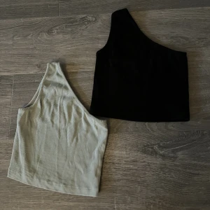 Topp  - Fint skick använda enstaka gånger.  Jättefin till sommaren.  Vet inte exakt storleken men tippar på xxs-xs. 20 kr för en, 30 för båda 