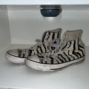 Converse - Snygga converse i zebramönster! Storlek 40. Använda men ändå i bra skick. Betalningen sker via Swish!