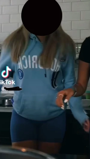 Hoodrich - Säljer min blåa hoodrich tröja i strl M, som jag köpte i sommras. Inte jätte använd. 