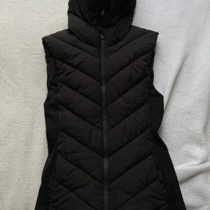 Zara väst - Säljer den här sjukt populära Zara västen för halva priset i jättebra skick!💘