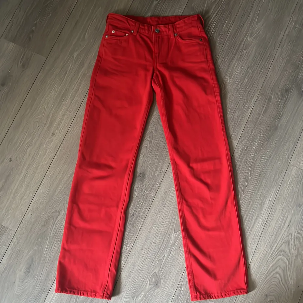 Jag säljer mina röda Weekday jeans i modellen low Arrow då de inte kommer till användning.🥰 de är perfekt längd på mig som är ca 166cm, hör av dig till mig om du har några funderingar om byxorna eller vill se bild med de på.🥰🥰Jag står för frakten.. Jeans & Byxor.