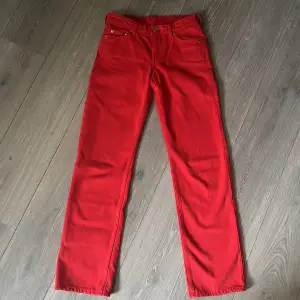 Jag säljer mina röda Weekday jeans i modellen low Arrow då de inte kommer till användning.🥰 de är perfekt längd på mig som är ca 166cm, hör av dig till mig om du har några funderingar om byxorna eller vill se bild med de på.🥰🥰Jag står för frakten.