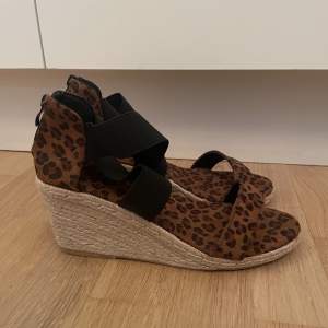 Leopard mönstrade skor med kilklack! Stl 38 med 8cm klack💕 helt oanvända