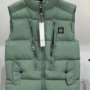 Väst  - Vill sälja min väst använd 2-3 gånger köpte den för 900 säljer den för 500 kunden står för frakten 