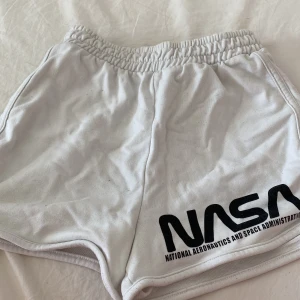 Vita shorts - Den sitter väldigt bra och fint. Den är väldigt strechig i midjan. Det finns inte några fläckar eller sånt men det finns några noppar på men det går att raka bort för det är inte många. Har haft den i några månader.