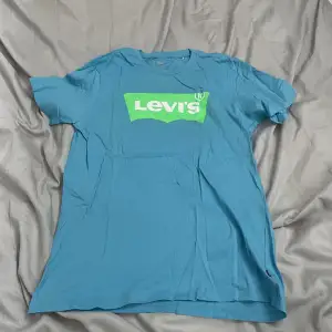 Levis t-shirt aldrig använd men legat i garderoben ett tag Pris kan diskuteras, kolla fler annonser så kan vi diskutera paketpris