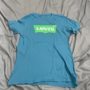 Levis t-shirt - Levis t-shirt aldrig använd men legat i garderoben ett tag Pris kan diskuteras, kolla fler annonser så kan vi diskutera paketpris