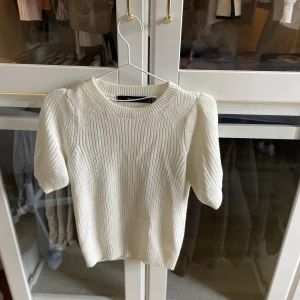 Vero Moda stickad tröja  - Fin tröja från vero Moda i jätte bra skick då den endast används 1 gång💕