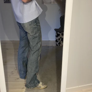 Zara jeans - Säljer så snygga jeans från zara, asgammal modell, strl 38, fett snygg passform, har egna slitsar på insidan
