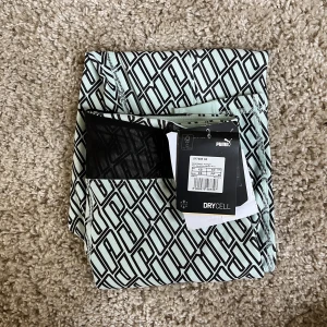 Puma byxor - Säljer dessa idrotts byxor från Puma. Säljer pågrund av att jag inte har haft tillfälle att använda dem då jag har andra. Aldrig använda och är väldigt fina😌