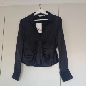 Satin skjorta, kort modell - Storlek L, prislappen finns kvar