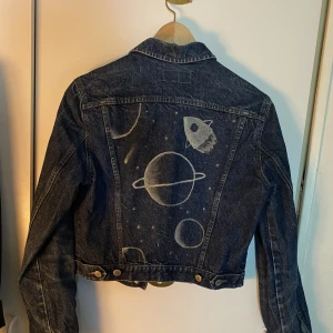 Äkta FCUK vintage jeansjacka med tryck - Äkta 90s- vintage jeansjacka från FCUK med självlysande tryck! Köpt på Etsy genom budkrig lol. Trycket lyser i mörker efter det utsats för ljus. Jackan är helt ren och hel. Bjuder på frakten. 