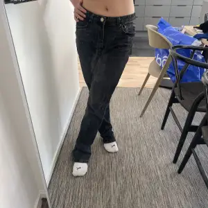 Supersnygga jeans från zara i mörkgrå tvätt med en liten slit på insidan vid fötterna. Säljer då de är för stora för mig som har storlek S men passar nog även 38!