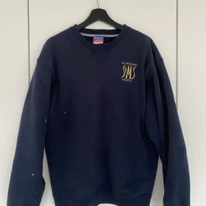 Schysst tjocktröja strl L - Köpt secondhand, lite sliten och lite fläckar